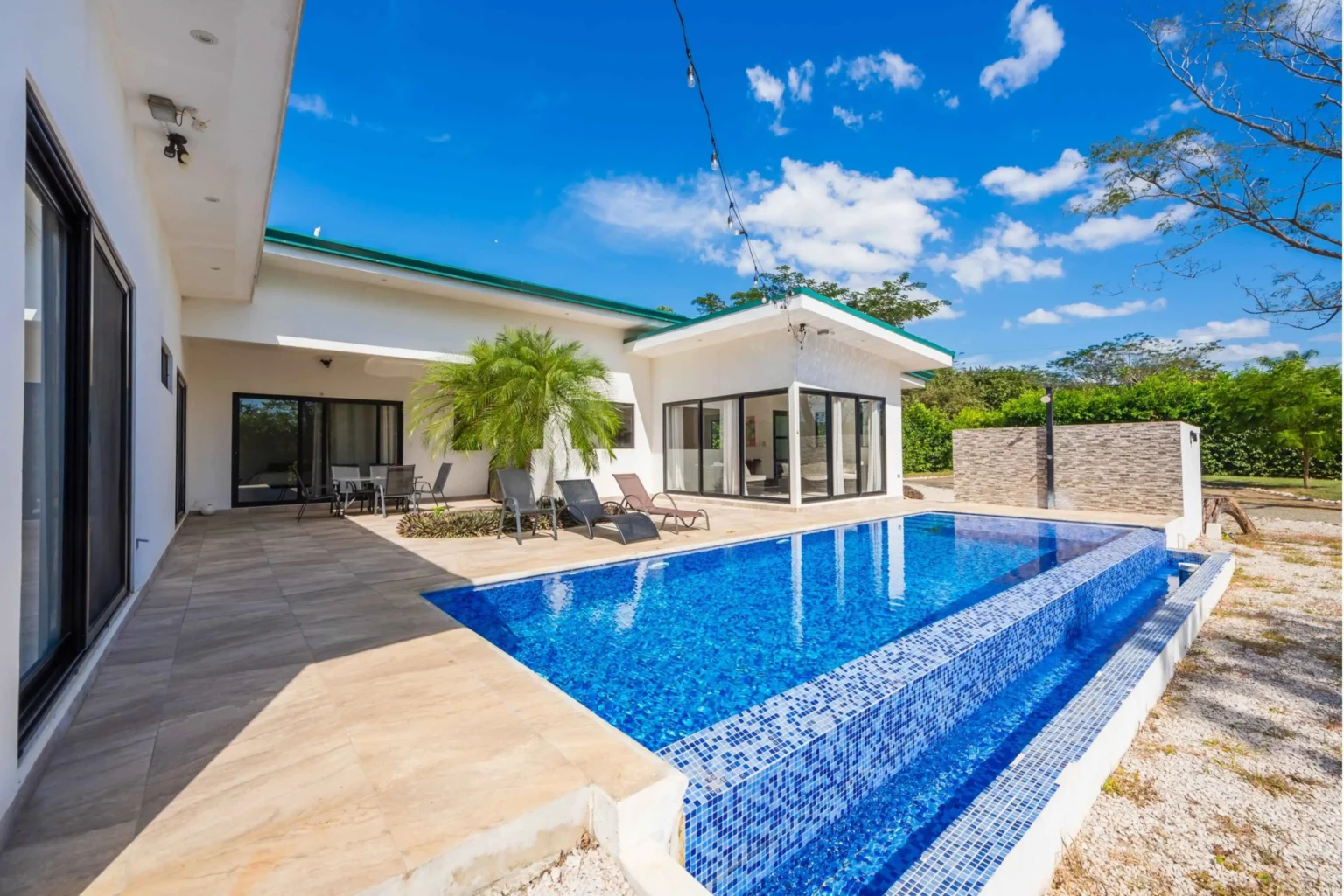 House with Pool on 2,000 m² Lot