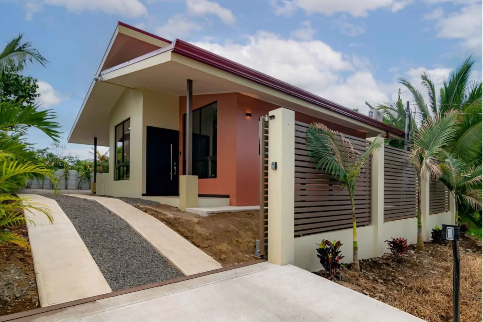 Modern Home with Jacuzzi in EcoQuintas, La Fortuna, San Carlos